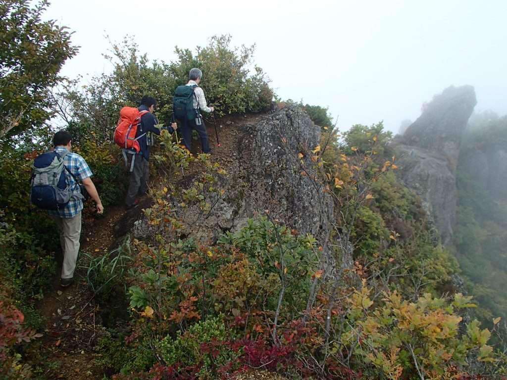 山頂近辺は岩場で崖になっていました。晴れていたらもっと怖かったかも。